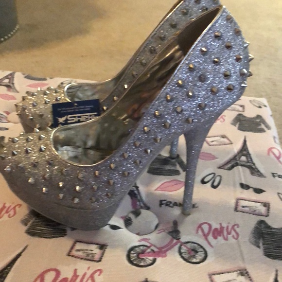 Sexy silver spiky heels - Picture 3 of 5